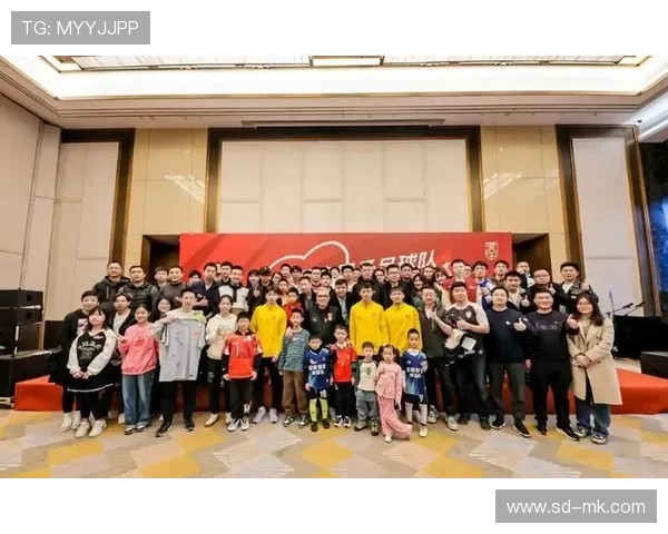 足球球星亲自问候球迷与粉丝，分享心声与比赛背后的故事