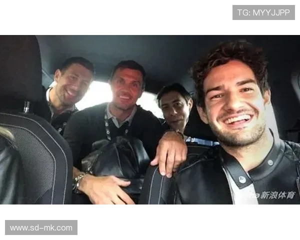 足球球星身穿西服尽显绅士风范 与伙伴们合影展示魅力与优雅